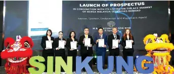  ?? ?? Ong (fifth left) with directors from Sin-Kung and M&A Equities during Sin-Kung’s prospectus launch.