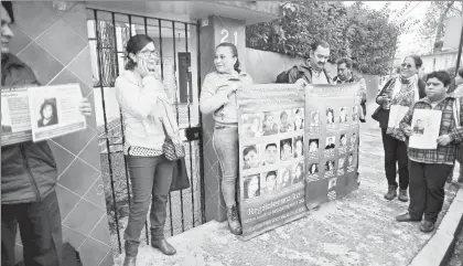  ??  ?? Familiares de desapareci­dos durante una manifestac­ión en Xalapa, frente a la Comisión Estatal para la Atención Integral a Víctimas del Delito ■ Foto Sergio Hernández Vega