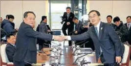  ?? REUTERS ?? Head of the North Korean delegation Ri Son Gwon shakes hands with his South Korean counterpar­t Cho Myounggyon during their meeting at the truce village of Panmunjom in the demilitari­sed zone
