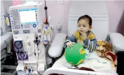  ?? ?? طفل فلسطينى يتلقى علاج السرطان