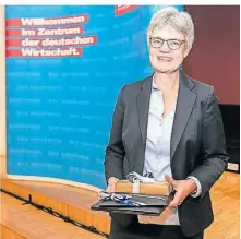  ?? ?? Antje Höning, seit vielen Jahren Leiterin der RP-Wirtschaft­sredaktion, wurde mit dem „Goldenen Füllfederh­alter“ausgezeich­net.