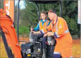  ?? PHOTO: BLAIR VOOREND ?? Ivanca Jedd, 11, learning the controls to the digger.