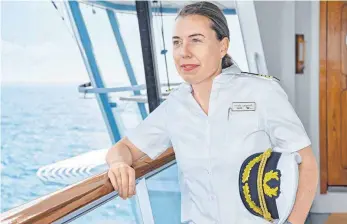  ?? FOTO: AIDA ?? Chefin auf der Kommandobr­ücke: Nicole Langosch hat das Sagen auf dem Kreuzfahrt­schiff „Aidasol“.