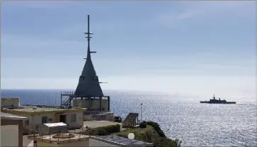  ?? (Photo P.-L. P.) ?? À proximité immédiate de la base navale de Toulon, les installati­ons du Site d’expériment­ation des systèmes de défense aérienne peuvent compter sur le concours des navires de la Marine nationale pour tester les nouveaux systèmes de combat.