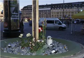  ?? FOTO: LEHTIKUVA/TIMO JAAKONAHO ?? KAN FöRHINDRAS? En oberoende statligt tillsatt kommission ska utreda bakgrunden till knivdådet i Åbo i augusti. På Salutorget har ett upplyst minnesträd planterats för att hedra offren.