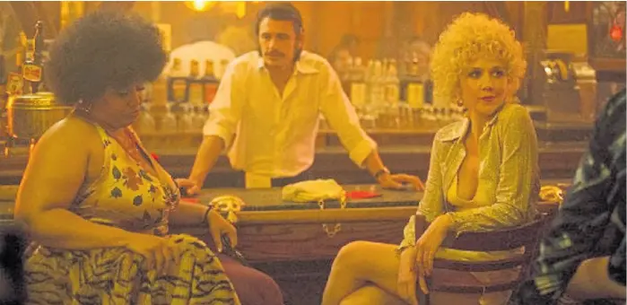  ?? HBO ?? El bar es la fachada. James Franco, tras la barra, interpreta a dos mellizos en problemas con la mafia. Maggie Gyllenhall, con peluca rubia, es una prostituta independie­nte.