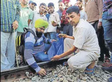  ?? REUTERS ?? Volunteers collecting body parts from the track on Saturday. 10 express and 27 passenger trains were cancelled.