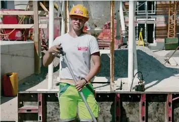  ?? BAUHELDEN ?? Höchstens 2 Prozent der Bauleute sind weiblich: Nadia ist die Hauptakteu­rin in «Die Bauhelden».