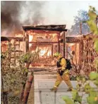  ?? NOAH BERGER/AP ?? Communitie­s such as Healdsburg, Calif., found themselves overtaken by wind-driven flames.