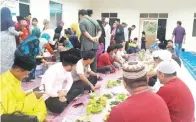  ??  ?? NIK Nazri (dua kiri) berbuka puasa bersama masyarakat Islam di surau Kampung Putingaba Tambunan.