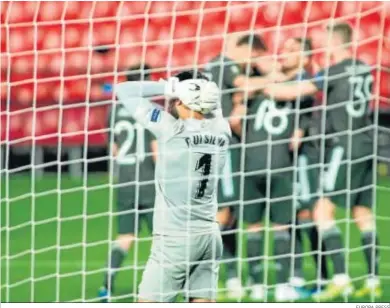  ?? EUROPA PRESS ?? Rui Silva se desespera tras encajar el segundo tanto, de penalti, del Manchester United.