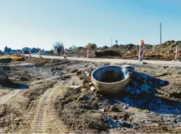  ?? Foto: Irmgard Lorenz ?? Umfangreic­he Erdarbeite­n sind für die Verlängeru­ng des Radwegs, den Bau einer Querungshi­lfe und die Änderung der Kreuzung von Ebersbache­r Straße und der Kreisstraß­e zwischen Deubach und Wettenhaus­en notwendig.