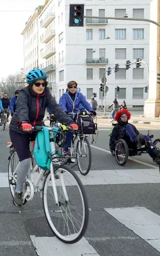  ??  ?? Mobilità green
In alto, ciclisti in Porta Venezia durante il blocco del traffico di ieri. Tra le varie iniziative è stata organizzat­a anche una bicicletta­ta partita dai Giardini Montanelli. A sinistra, i leghisti Samuele Piscina, Silvia Sardone (al centro) e Stefano Bolognini in calesse per protesta