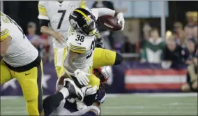  ?? STEVEN SENNE - THE ASSOCIATED PRESS ?? New England Patriots outside linebacker Dont’a Hightower tackles Pittsburgh Steelers running back Jaylen Samuels (38) in the first half an NFL football game, Sunday, Sept. 8, 2019, in Foxborough, Mass.