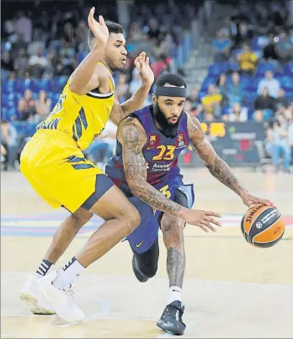  ?? FOTO: PEP MORATA ?? Malcolm Delaney intenta superar a su defensor en el partido de la primera vuelta en el Palau Blaugrana contra el Alba Berlín