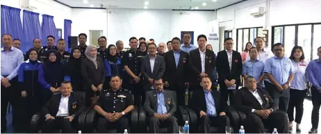  ?? ?? Adnan (seated centre) and his entourage in a photo call with Mohd Sabri (seated, second left) and others.