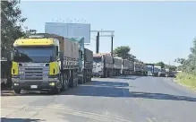  ??  ?? Cargas de soja llegan a la ciudad y se teme que no estén aplicando el protocolo sanitario debido.