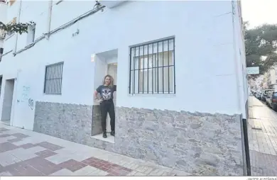  ?? JAVIER ALBIÑANA ?? Rocío Muñoz vive en un apartament­o que antes fue un bajo comercial en Málaga.