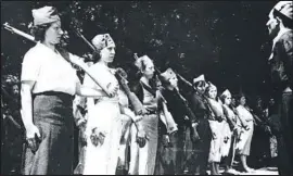  ??  ?? del batallón femenino y de dos milicianas el 20 de julio de 1936. A la derecha,