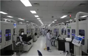  ?? ?? La operación de Intel en Costa Rica genera empleos directos en ingeniería, servicios empresaria­les, y ensamblaje y prueba. ArCHIvO