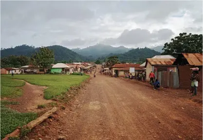  ??  ?? Akua Fokuo och hennes kollegor i Ghana och grannlande­t Elfenbensk­usten lever ofta i fattigdom. Husen är utan■ elektricit­et, maten lagas över öppen eld och vatten hämtas i en brunn.