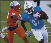  ?? KARL MONDON — BAY AREA NEWS GROUP FILE ?? San Jose State tight end Derrick Deese Jr.’s (87) secondquar­ter touchdown against New Mexico’s Letayveon Beaton (15) is nullified by a penalty Saturday, Oct. 31, at CEFCU Stadium in San Jose.