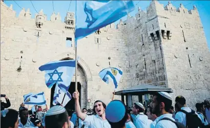  ?? ARIEL SCHALIT / AP ?? Ultranacio­nalistas israelíes ante la puerta de Damasco que da acceso al barrio árabe en la vieja Jerusalén