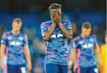  ?? Foto: Lindsey Parnaby, dpa ?? Amadou Haidara und seine Teamkolleg­en von RB Leipzig verlassen enttäuscht und frustriert den Platz. Im ersten Champions‰Lea‰ gue‰Spiel der Saison mussten sie eine 3:6‰Niederlage gegen Manchester City verkraften.