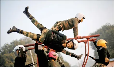  ?? REUTERS ?? Border Security Force (BSF) ‘Daredevil’ women motorcycle riders perform during a rehearsal for the Republic Day parade on a winter morning in New Delhi, on Wednesday.