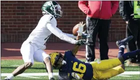  ?? CARLOS OSORIO — THE ASSOCIATED PRESS ?? Michigan State receiver Ricky White, left, makes a catch while defended by Michigan defensive back Jalen Perry during the Spartans’ 27-24 victory Saturday in Ann Arbor.