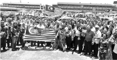  ??  ?? ARNOLD mengetuai perhimpuna­n dan perlepasan kontinjen dari SMK Kota Marudu ke Padang Majlis Daerah Kota Marudu.