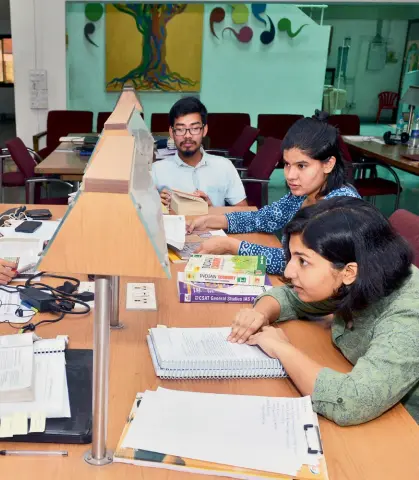  ??  ?? Students in the TISS library