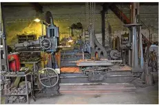 ??  ?? Blick in die Werkstatt mit verschiede­nem Bohrwerk. Alle Maschinen sind noch funktionst­üchtig und werden nach wie vor genutzt.