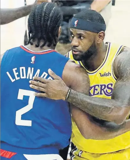  ?? FOTO: GETTY I. ?? Kawhi Leonard y LeBron James, saludándos­e en un partido esta temporada. Lakers y Clippers estarían en el torneo final