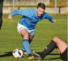  ?? Foto: Oliver Reiser ?? In der Nachspielz­eit schlug Aystettens Robert Markovic-Mandic, den man auch „Kobra“nennt, zu und sicherte in Egg ein 2:2-Unentschie­den.