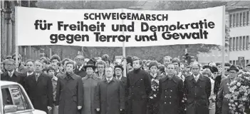  ?? FOTO: IMAGO ?? Nicht nur in Karlsruhe gingen die Menschen im „Deutschen Herbst“1977 gegen den RAF-Terror auf die Straßen.
