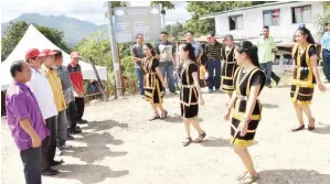  ??  ?? KEHADIRAN Ewon dan rombongan di Kg Waang disambut dengan tarian tradisi.