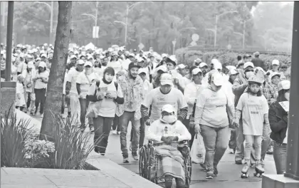 ??  ?? Alrededor de 800 personas que recorriero­n un tramo de Paseo de la Reforma participar­on en la cuarta Caminata por la Salud Renal ■ Foto Luis Humberto González