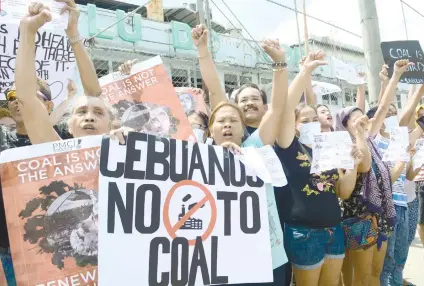  ?? SUNSTAR FILE ?? RESISTANCE. Residents and militant groups hold a protest outside the Ludo plant against the proposed coal-fired power plant in Barangay Sawang Calero.