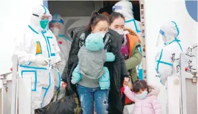  ?? Photo: Xinhua ?? Chinese nationals from Ukraine arrive at Lanzhou Zhongchuan airport, Gansu province.