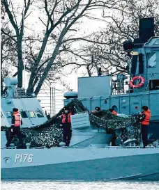  ?? FOTO REUTERS ?? Ozbrojený střet Kyjeva a Moskvy v Černém moři v listopadu skončil zatčením ukrajinský­ch námořníků. Na snímku ukrajinské lodě v Kerčském přístavu.