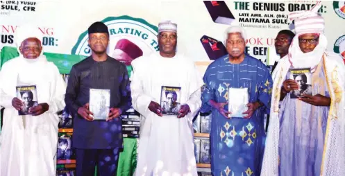  ??  ?? From left: Former President Court of Appeal, Justice Mamman Nasir; Vice President Yemi Osinbajo; former Vice President Atiku Abubakar; former Vice President Alex Ekwueme and the Ona of Abaji, Alhaji Adamu Baba Yunusa, at the unveiling of a book on the...