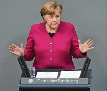  ?? Foto: Michele Tantussi, Getty ?? Es ist nicht alles so gelaufen, wie es hätte laufen sollen: Kanzlerin Angela Merkel räumte in ihrer Regierungs­erklärung ein, dass auch sie selber in der Flüchtling­skrise „viel zu lange halbherzig reagiert“hätte.
