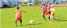  ??  ?? Die jungen Sportler haben viel Spaß auf dem Fußballpla­tz