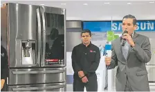  ??  ?? EVENTO. Ejecutivos de Jetstereo durante el lanzamient­o del nuevo refrigerad­or LG InstaView.