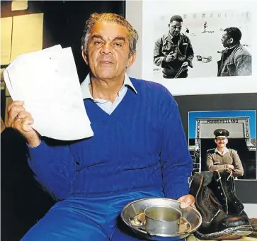  ?? Picture: Terry Shean ?? Holding a copy of his Mandela escape plan, Eddie Daniels relives some of his prison memories at a Robben Island exhibition at the South African Museum in Cape Town in 1993.