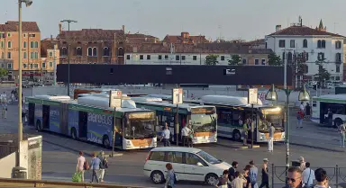  ?? Foto Vision) ?? «Portoghesi» La battaglia di Actv contro i «portoghesi» si arricchisc­e di un nuovo capitolo: i controlli a terra. Il sistema può essere adottato solo dove i bus stanno fermi a lungo (