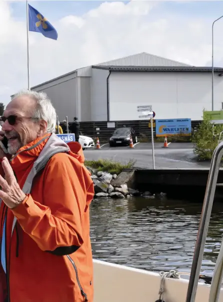  ?? FOTO: ERIK SANDSTRöM/SPT ?? Tidigt på morgonen har EU:s statschefe­r enats om en budget och ett återhämtni­ngspaket. Flera medier ringer och ber Nils Torvalds kommentera förhandlin­gsresultat­et.