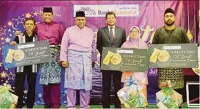  ?? PIC BY AIZUDDIN SAAD ?? Bank Muamalat chairman Tan Sri Dr Mohd Munir Abdul Majid (third from right) with winners of the ‘Oh Yeah! Campaign — Hartawan Emas’ contest in Kuala Lumpur yesterday. With them are Bank Muamalat chief executive officer Datuk Mohd Redza Shah Abdul Wahid...