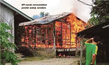  ??  ?? API marak memusnahka­n pondok wakaf, semalam.